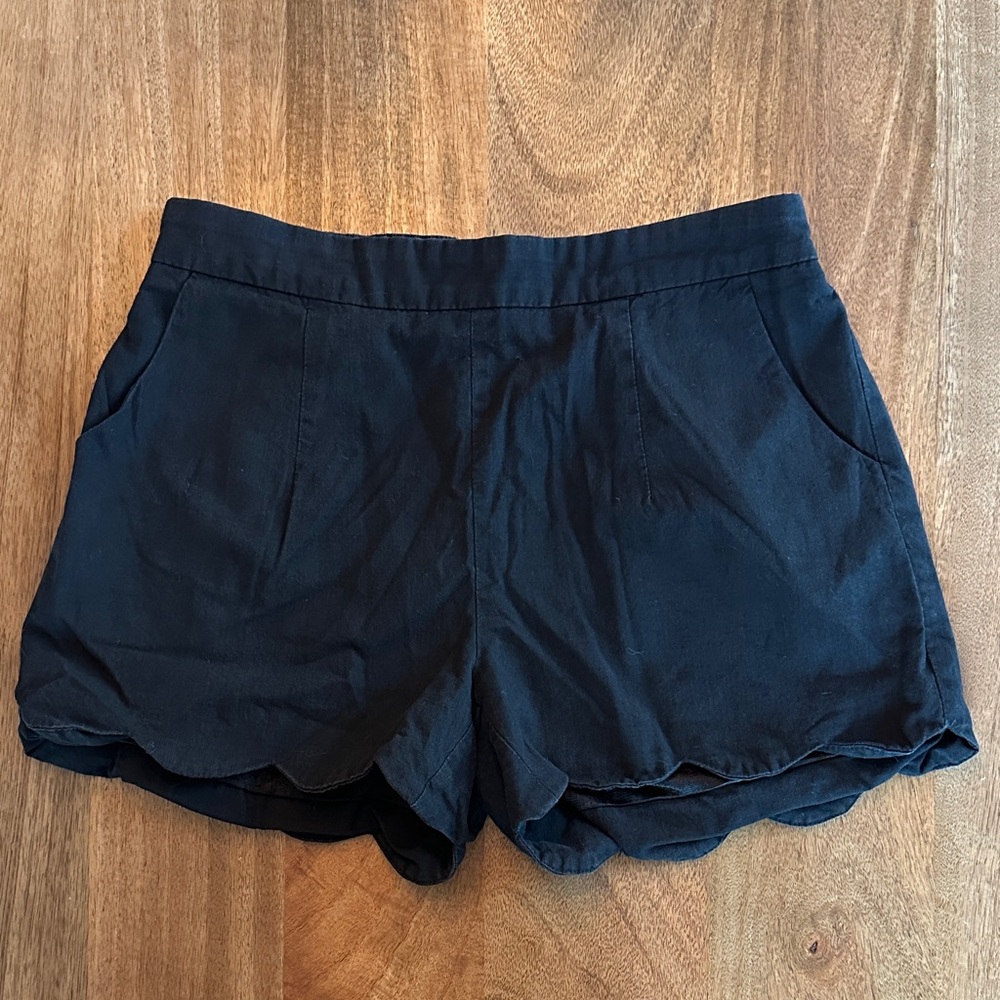 eesome Black Scalloped Hem Shorts